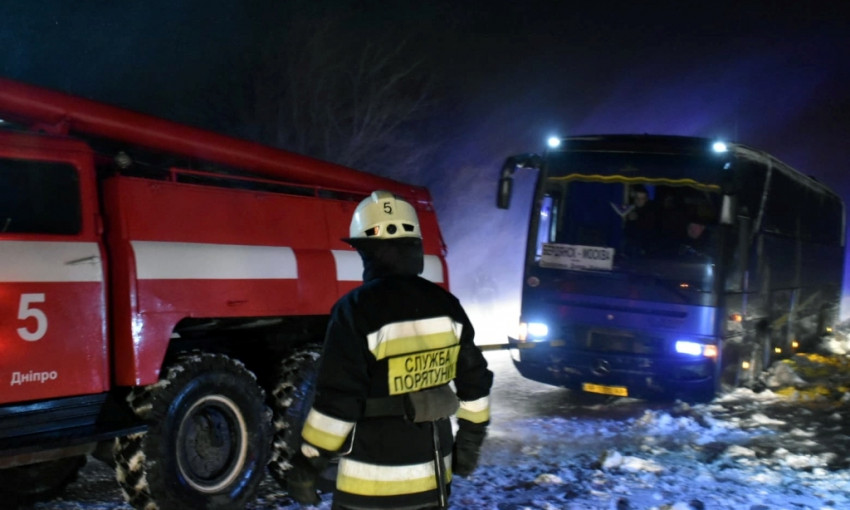 На Днепропетровщине спасатели вытащили из снега больше 100 авто