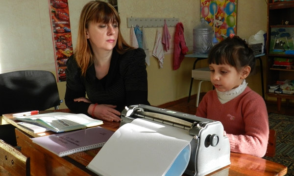 В обычной школе Днепропетровщины учится незрячая девочка 