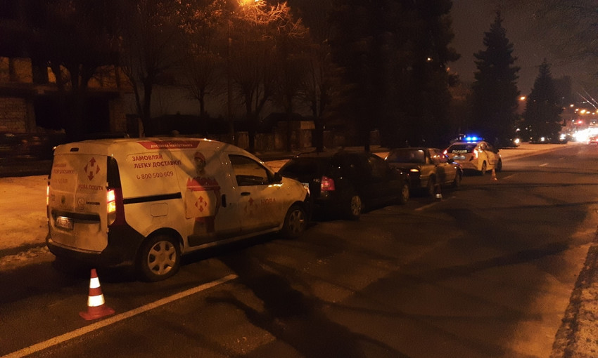 ДТП в Днепре: на Гагарина столкнулись авто «Новой почты» и Skoda