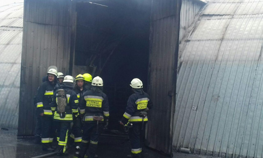 Пожар в Днепре: сотрудники ГСЧС тушили склад мясокомбината