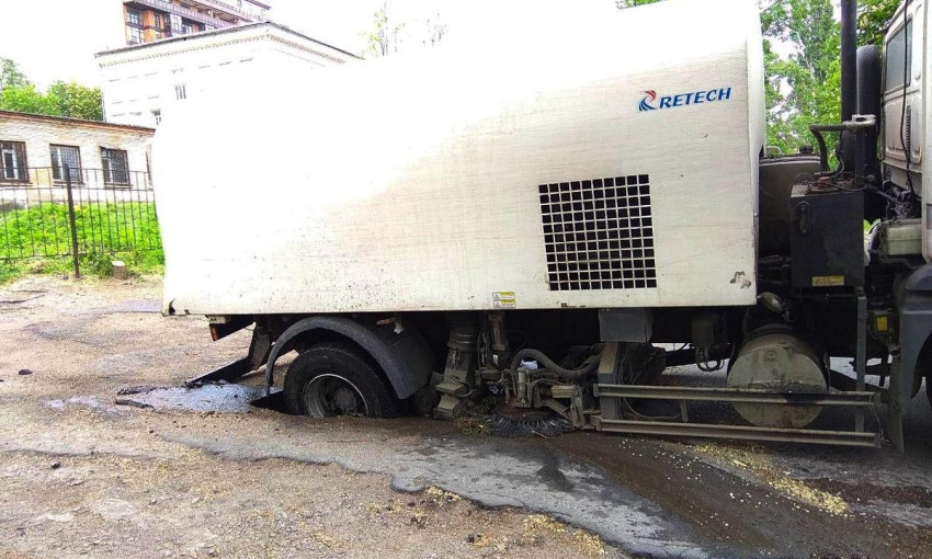 Новый провал в Днепре: грузовик коммунальщиков застрял в асфальте