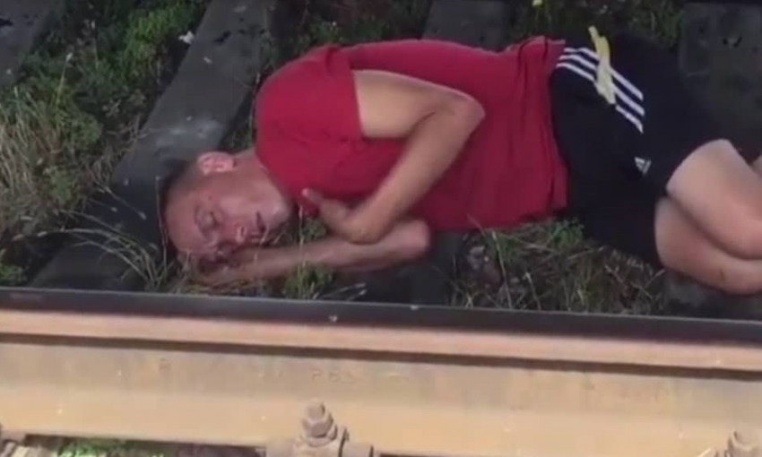 Поезд вместо будильника: в Днепре мужчина уснул под вагоном