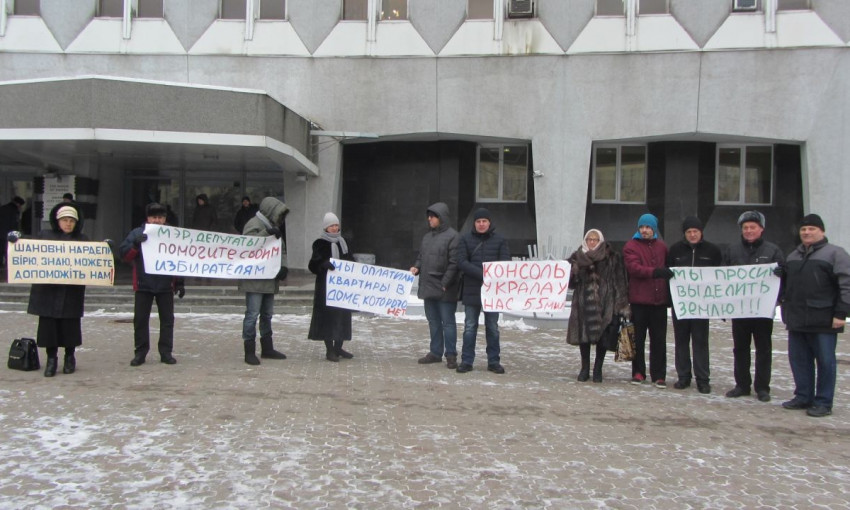 Жители Днепра устроили митинг перед горсоветом 