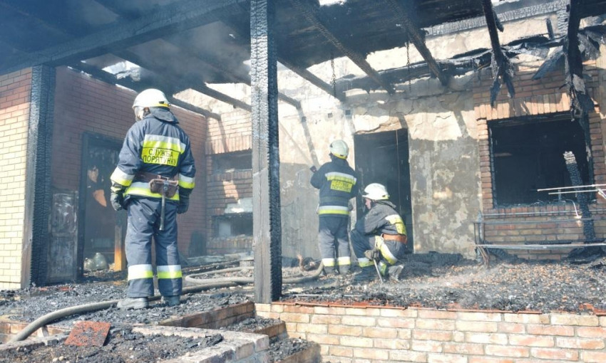 Пожар в Днепре: сотрудники ГСЧС тушили частный дом