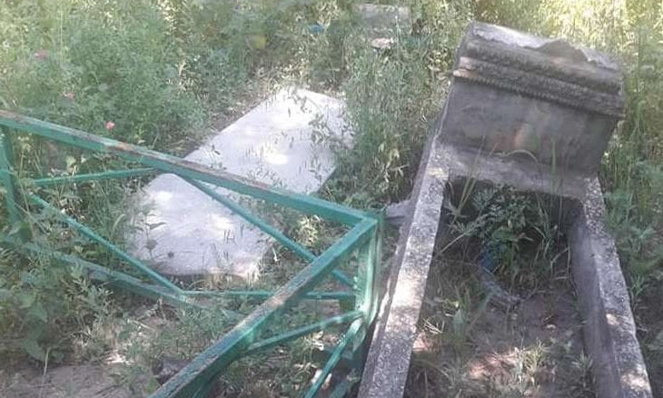 На Днепропетровщине вандалы портят могилы на кладбище
