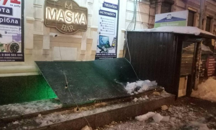 Сосулькопад в Днепре: глыба льда упала на крышу кафе 
