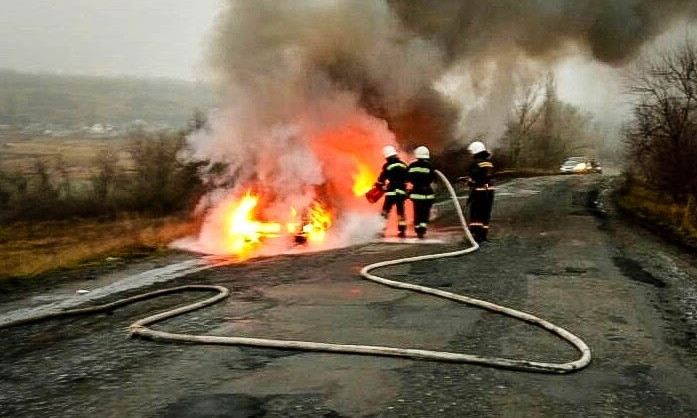 ЧП на Днепропетровщине: пожарные тушили автомобиль 