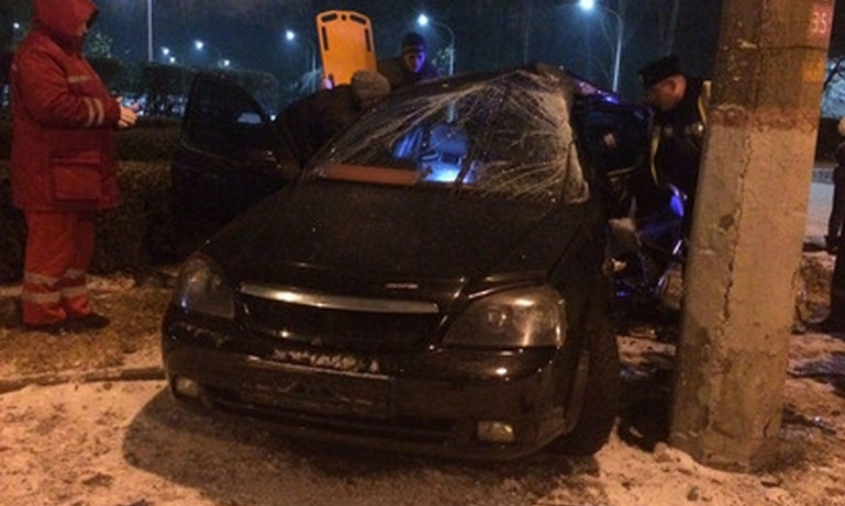 ДТП на Днепропетровщине: авто врезалось в электроопору 