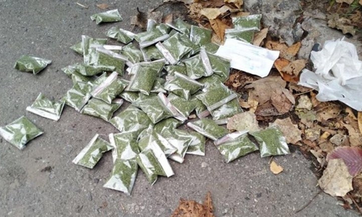 На Днепропетровщине двое парней продавали марихуану из машины 