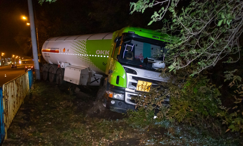 ДТП в Днепре: газовоз Scania врезался в забор