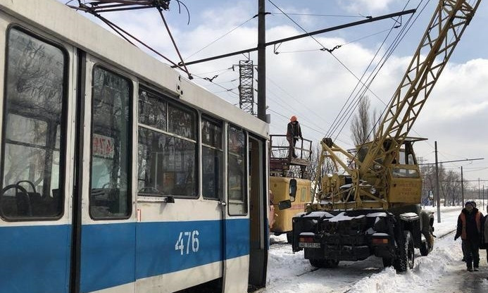 На Днепропетровщине из-за снегопада трамваи сходят с рельсов 