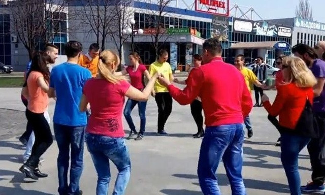 Жители Днепропетровщины потанцевали в центре города «Руэда де Касино»