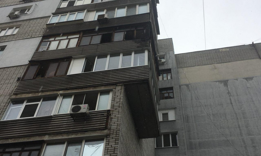 Пожар в Днепре: сотрудники ГСЧС тушили балкон 