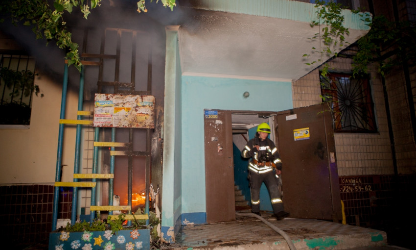 Пожар в Днепре: сотрудники ГСЧС тушили многоэтажный дом 