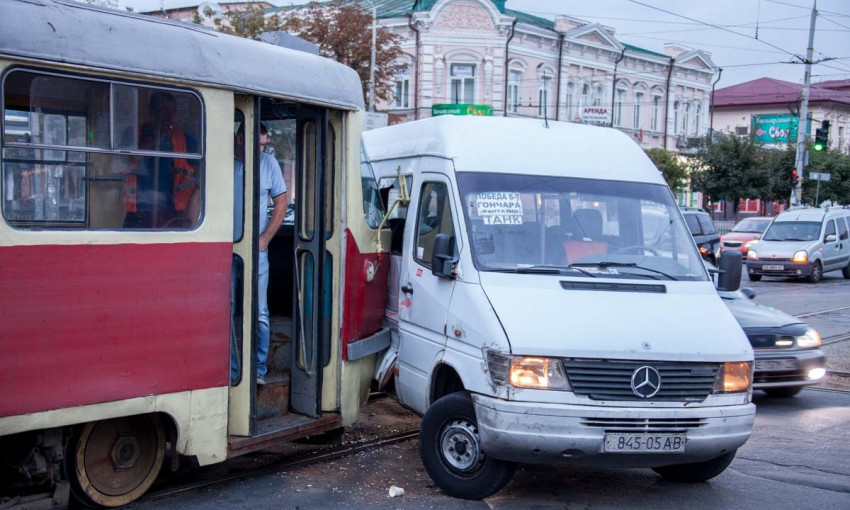 ДТП в Днепре: на перекрестке столкнулись маршрутка и трамвай 