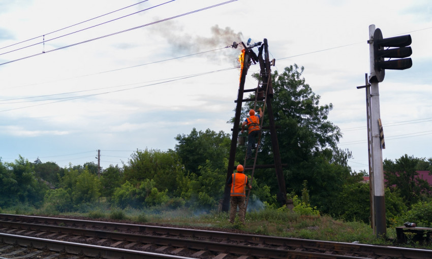 ЧП в Днепре: на железной дороге молния ударила в электроопору 