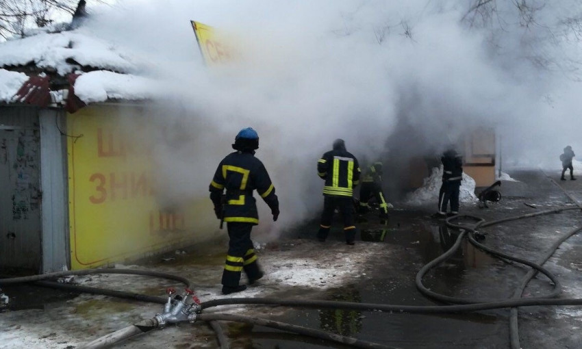 Пожар на Днепропетровщине: сгорело 1,5 тонны одежды из "сэконд хэнда"