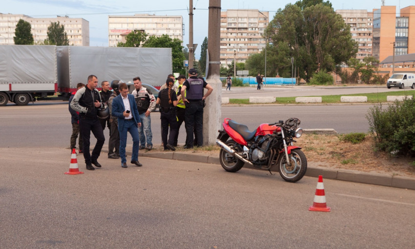 ДТП в Днепре: во время аварии девушка упала с мотоцикла 