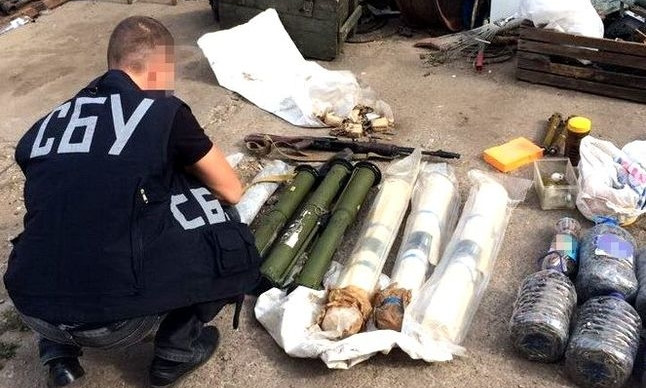 На Днепропетровщине СБУ обнаружила склад с оружием 