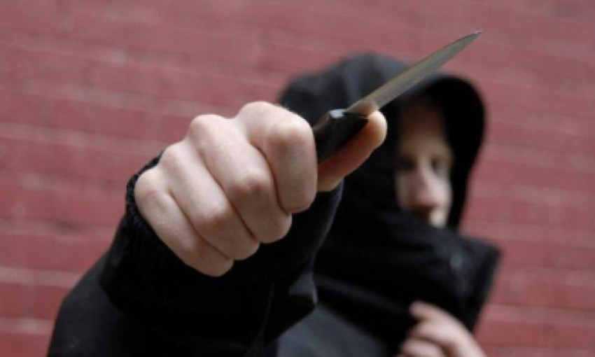 На Днепропетровщине мужчина с ножом ограбил школьницу 