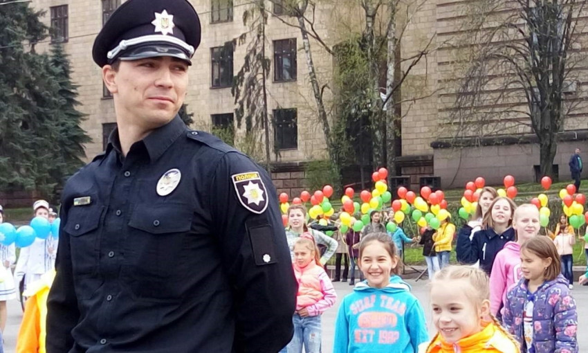 Полиция и школьники Днепра устроили флешмоб на улице 