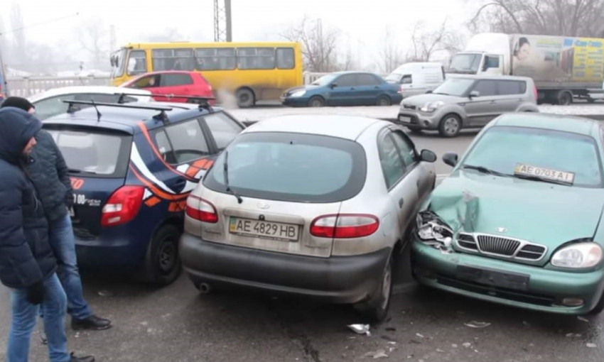 ДТП в Днепре: столкнулось четыре автомобиля 