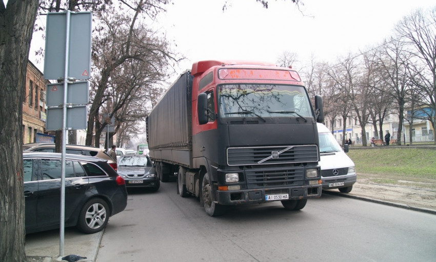 ДТП в Днепре: грузовик повредил 5 автомобилей