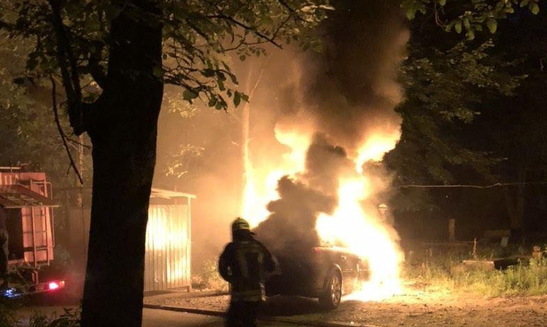 Пожар в Днепре: сотрудники ГСЧС тушили автомобиль Opel