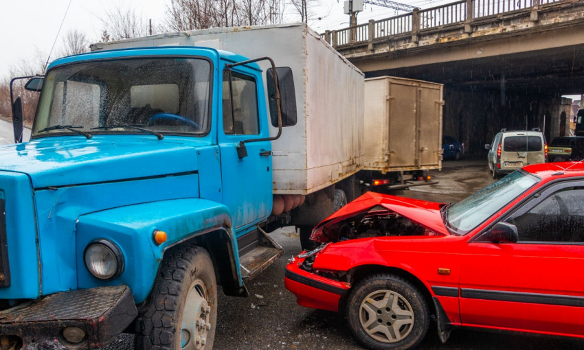 ДТП в Днепре: на дороге столкнулись Mazda и хлебовоз