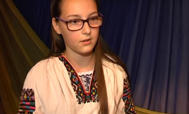 Школьникам Днепра показали старинную украинскую одежду 