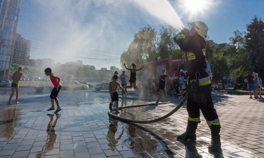 Мокрый Днепр: пожарные обливали днепрян из шлангов 