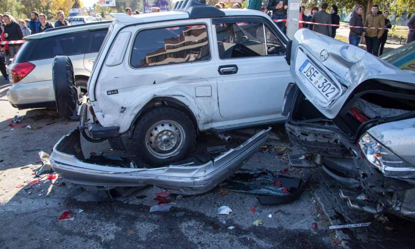 ДТП в Днепре: на Набережной Победы столкнулись семь автомобилей 
