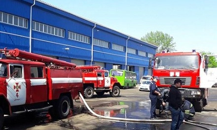 Пожар в Днепре: огонь уничтожил Mercedes Sprinter