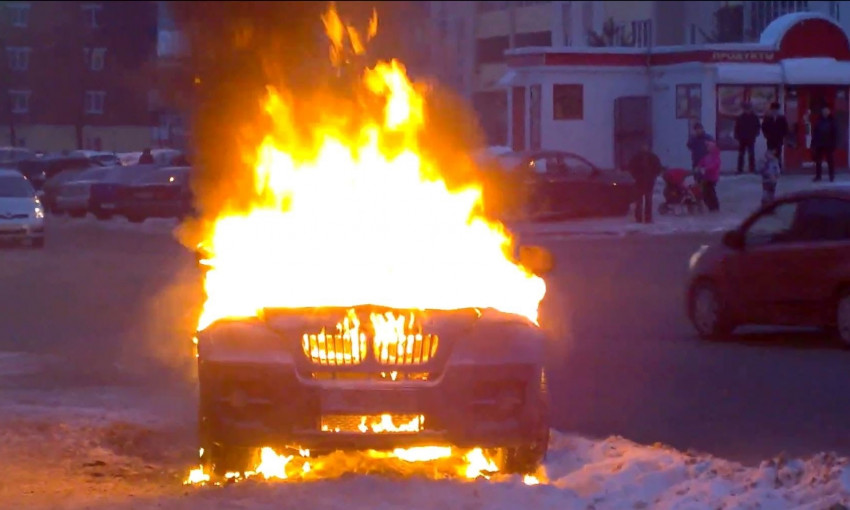 В Днепре загорелся BMW X5