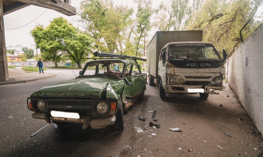 ДТП в Днепре: на улице Каруны столкнулись грузовик и «Москвич»