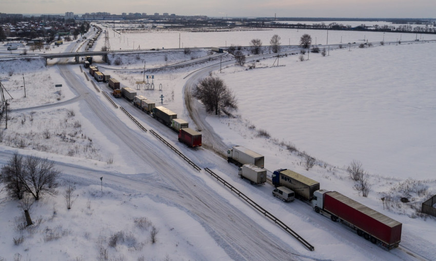 Снежный Днепр: из-за снега простаивает большегрузный транспорт 