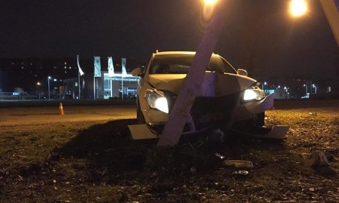 ДТП на Днепропетровщине: авто протаранило столб
