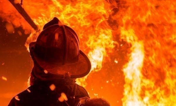 Пожар на Днепропетровщине: в многоэтажке чуть не сгорела женщина 