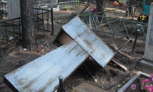 Ничего святого: в Днепре вандалы сдают металл с кладбищ на металлолом
