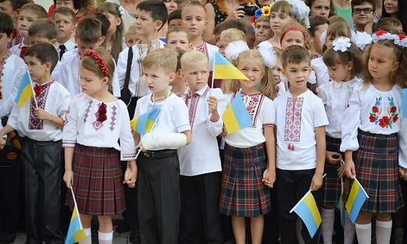На Днепропетровщине за парты сядут более 327 тысяч школьников