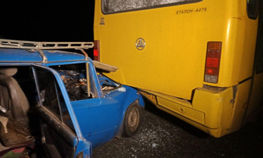 ДТП под Днепром: ВАЗ врезался в пассажирский автобус 