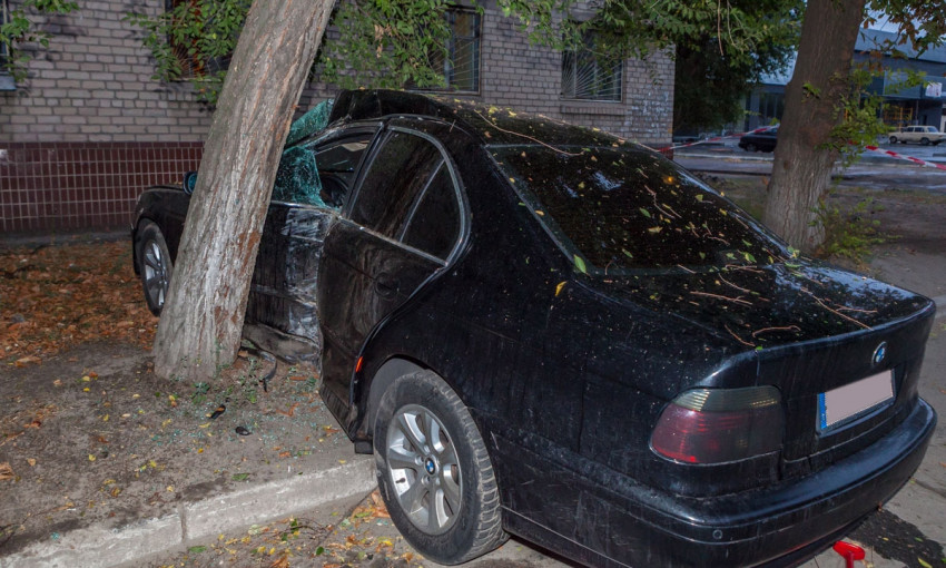 ДТП в Днепре: автомобиль протаранил дерево 