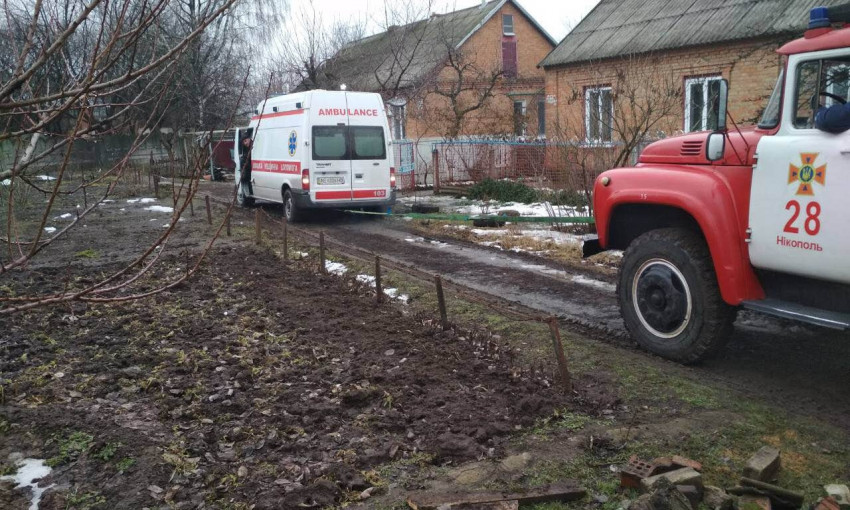 На Днепропетровщине машину скорой помощи вытаскивали из грязи 