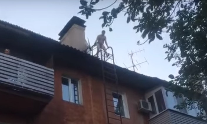 Голый мужчина гулял по крыше в Днепре 
