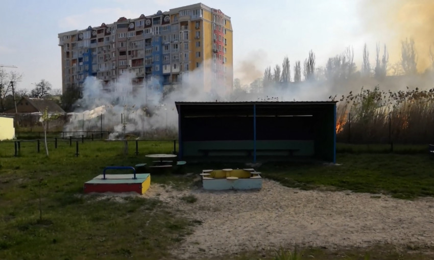 Пожар в Днепре: сотрудники ГСЧС тушили возгорание возле детского сада 