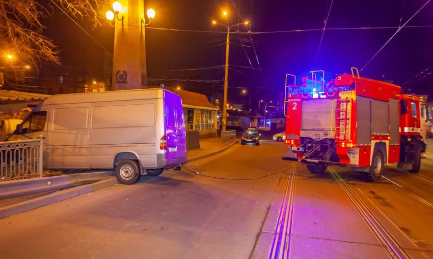 ДТП в Днепре: микроавтобус протаранил отбойник и врезался в стену кафе