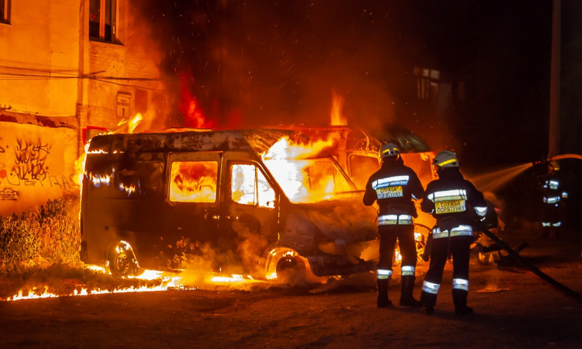 Пожар в Днепре: сотрудники ГСЧС тушили два микроавтобуса