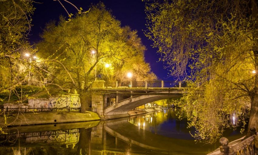 Ночная красота парка Глобы: как ночью выглядит центральный городской парк Днепра?