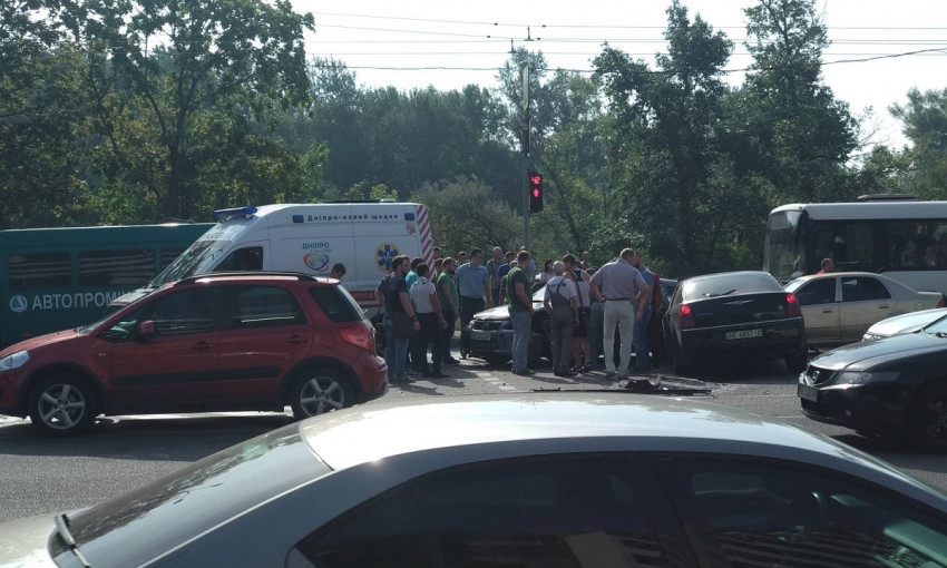 ДТП в Днепре: потерпевших доставили в Мечникова