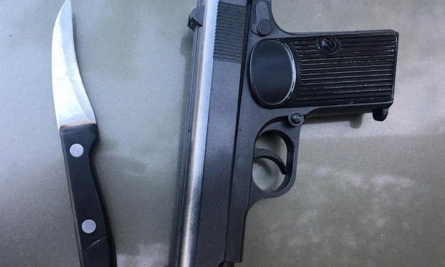 В Днепре двое мужчин грабили людей с игрушечным пистолетом